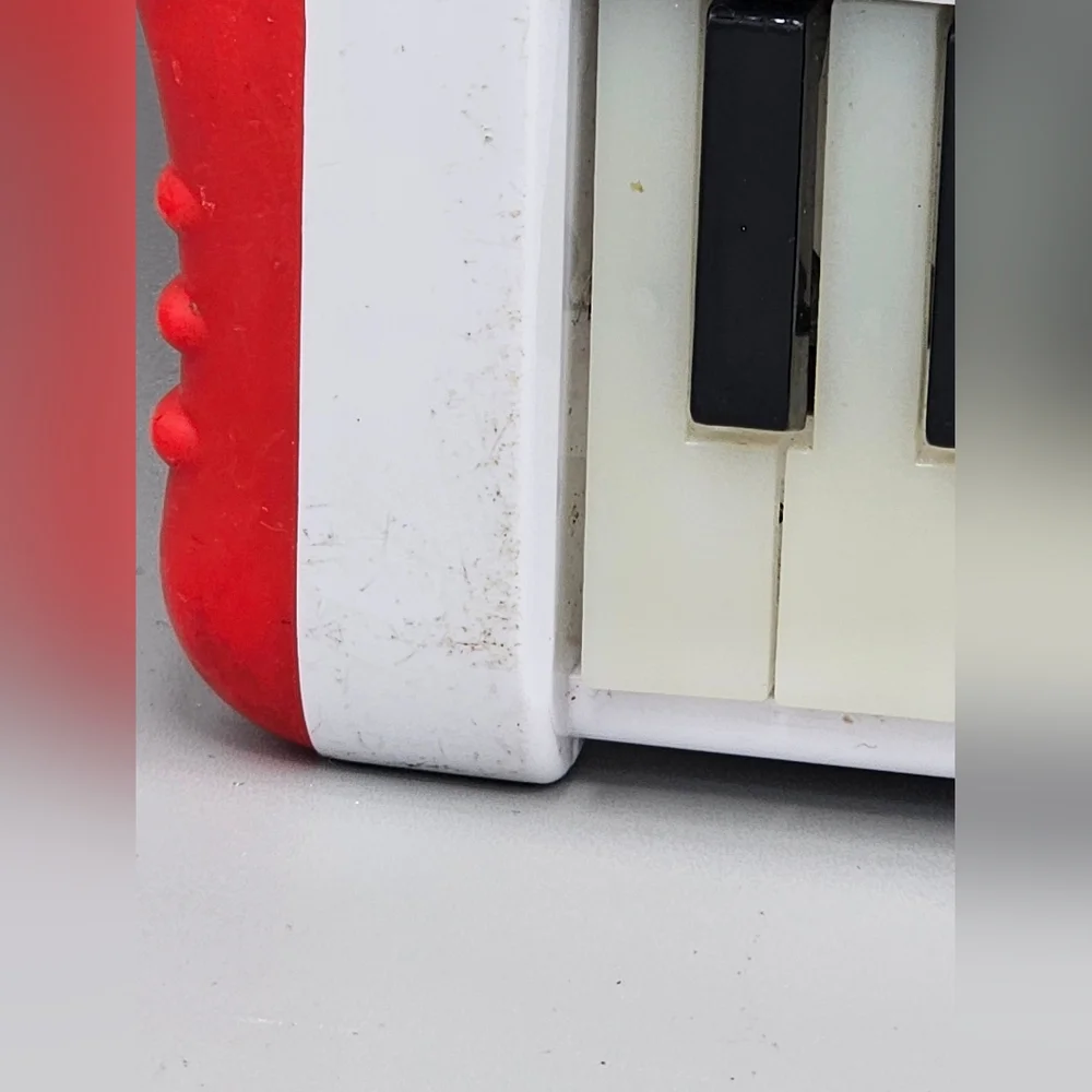 Fisher Price TEACHING KEYS Keyboard Model KFP1737 Music Lights 32 Keys Scratched